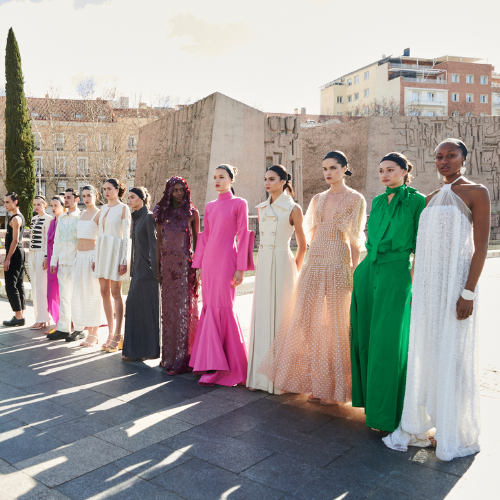 Modelos desfilando en la Plaza de Colón