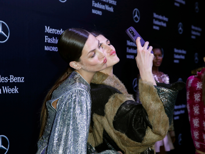 Dos modelos haciendo un selfie en el backstage de la Mercedes Benz 2024
