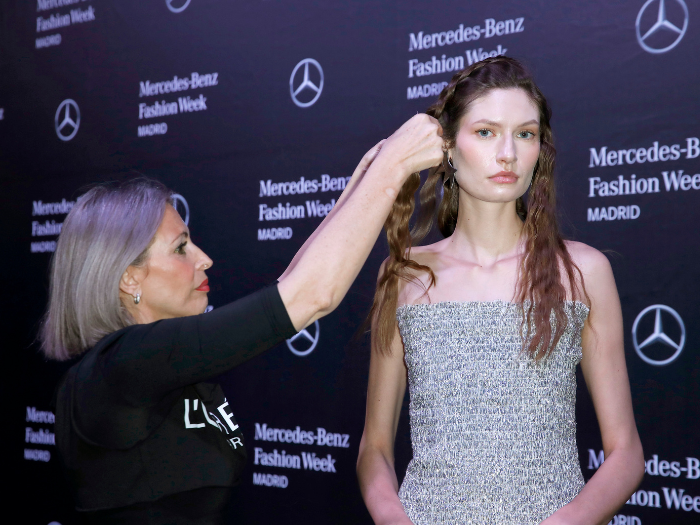 Modelo con complementos en la MBFW Madrid 2024