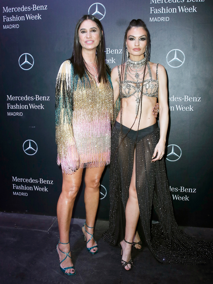 Mujeres en el backstage de la Mercedes Benz 2024