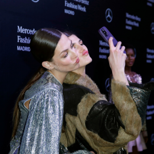 Dos modelos haciendo un selfie en el backstage de la Mercedes Benz 2024