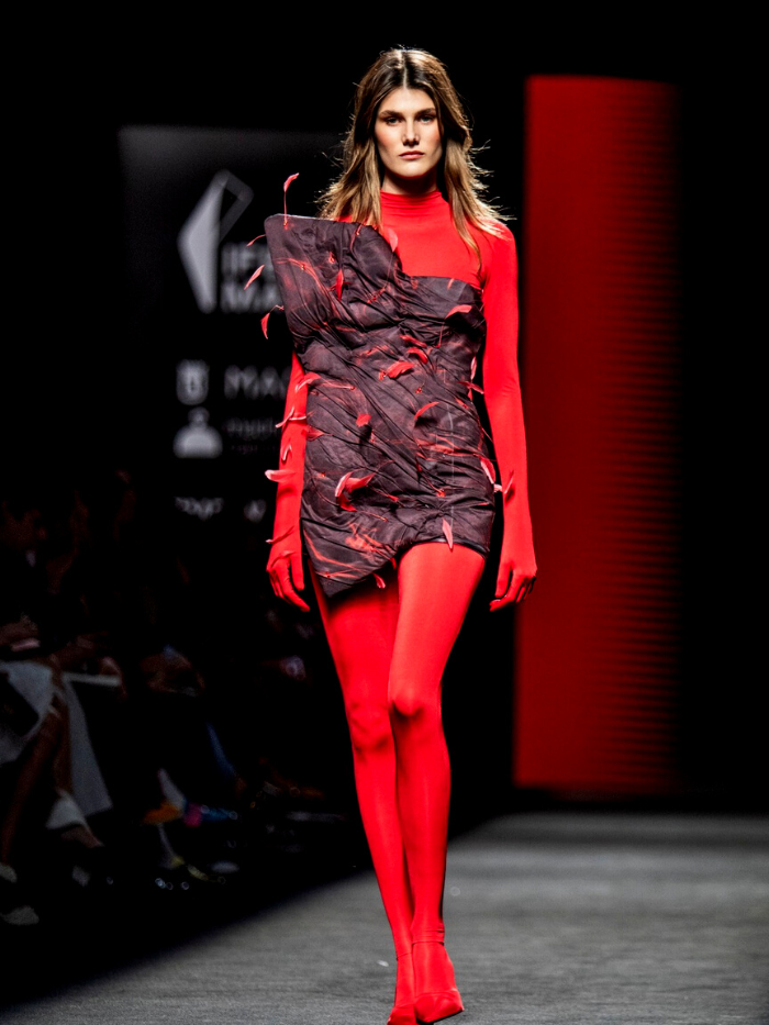 Modelo desfilando para Claro Couture durante MBFW Madrid en IFEMA
