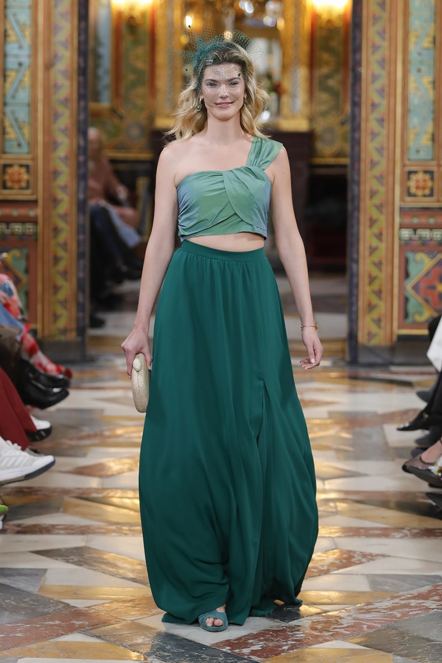 Modelo con espectacular vestido verde y tocado de invitada en Atelier Couture Madrid
