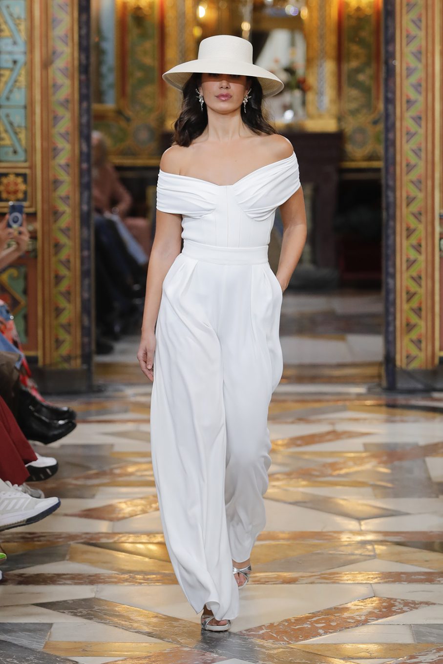 Modelo con sombrero de invitada de boda en Atelier Couture Madrid