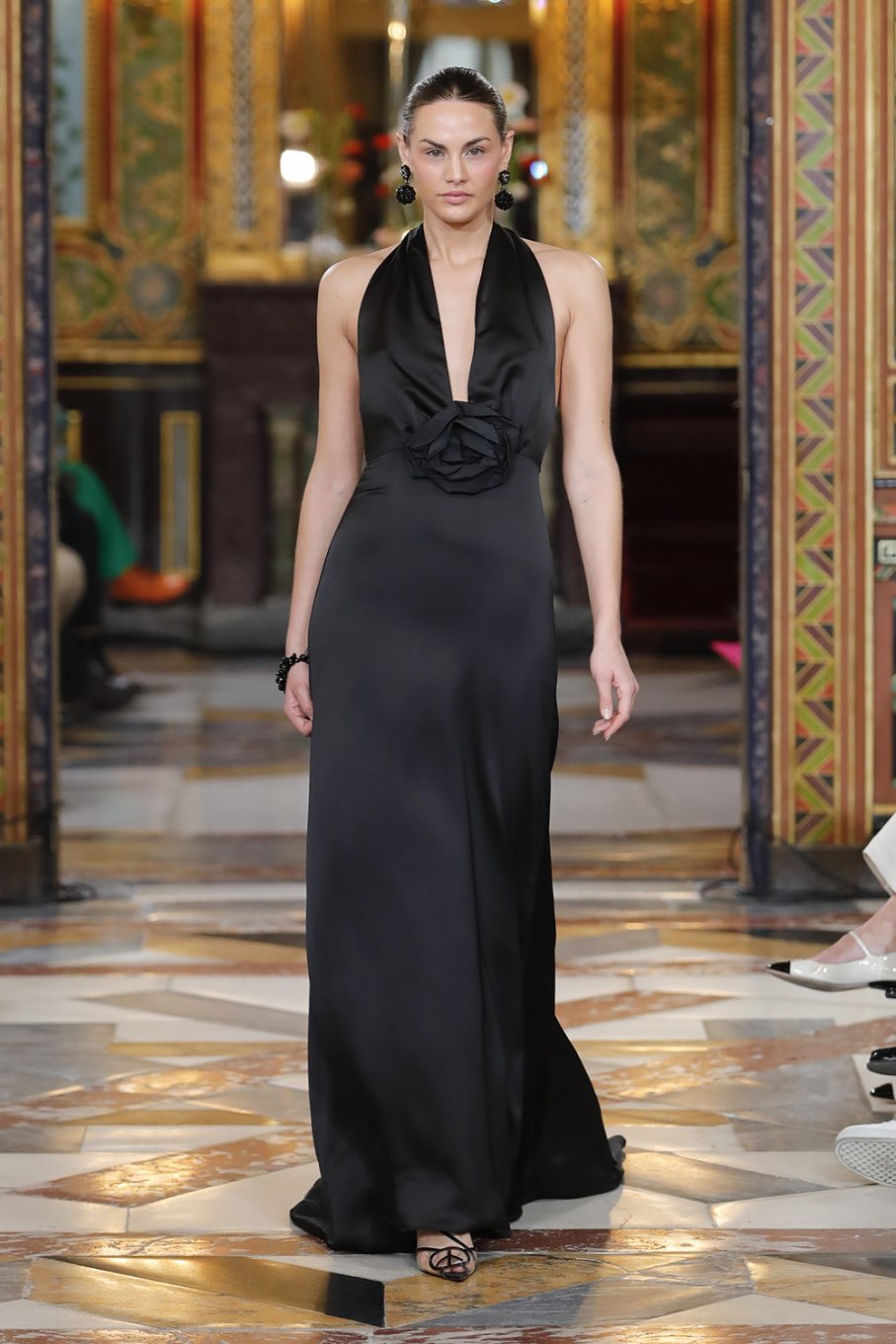 Modelo en pasarela con vestido de invitada de boda en Atelier Couture Madrid