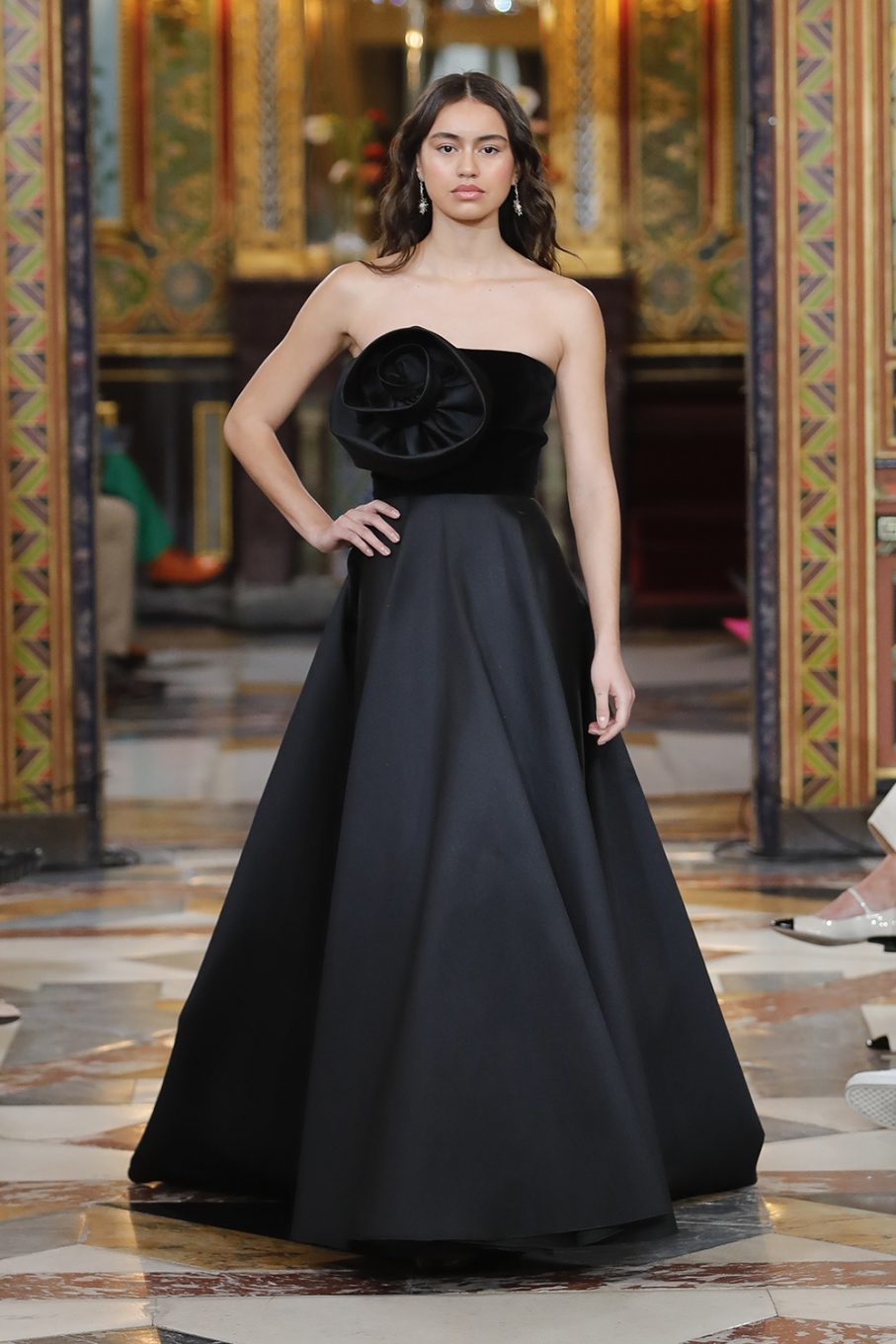 Modelo en pasarela con vestido de invitada de boda en Atelier Couture Madrid