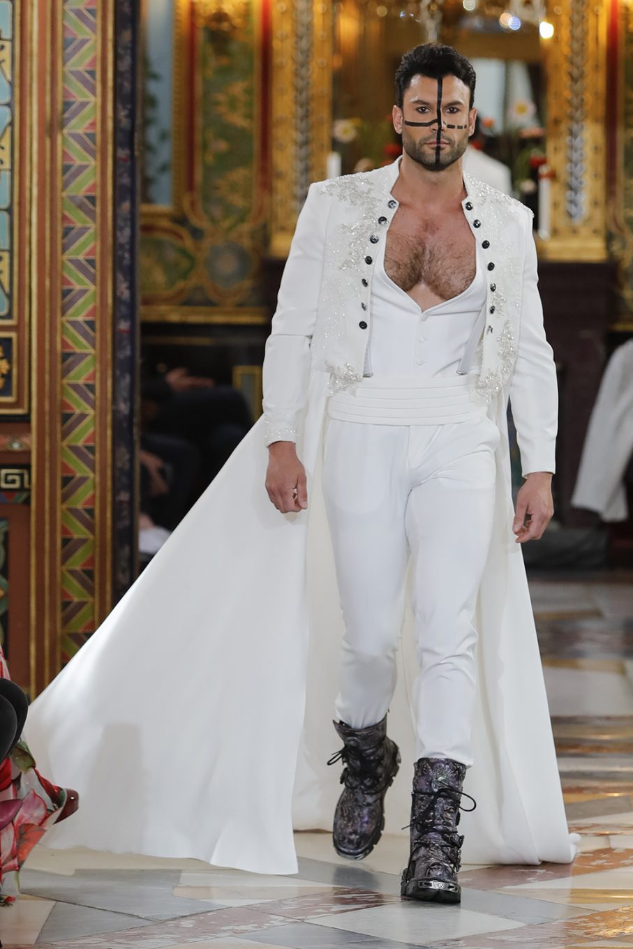 Modelo con vestido de novio masculino en Atelier Couture Madrid