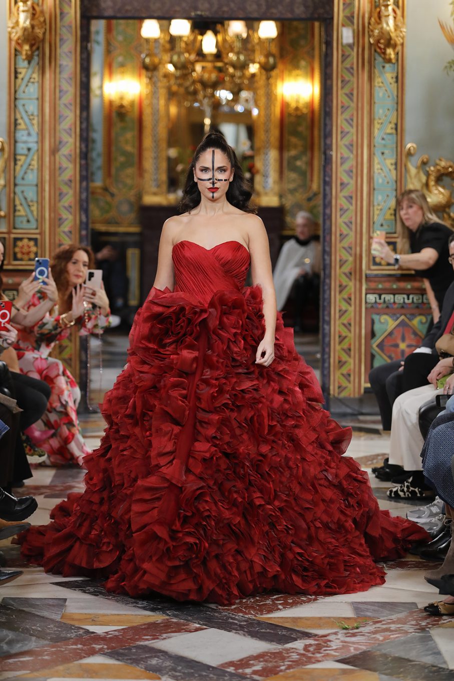 Modelo con espectacular vestido rojo de invitada en Atelier Couture Madrid
