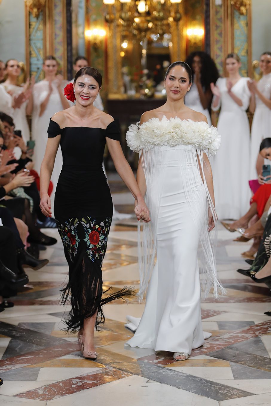 Modelo y diseñadora con vestido de novia en Atelier Couture Madrid