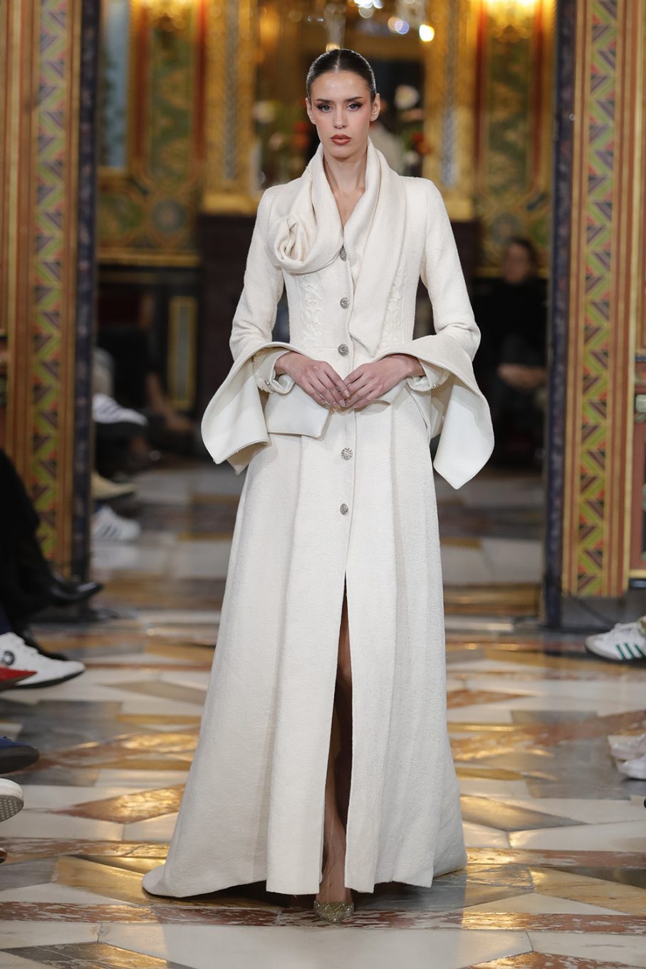 Modelo con abrigo de novia en Atelier Couture Madrid