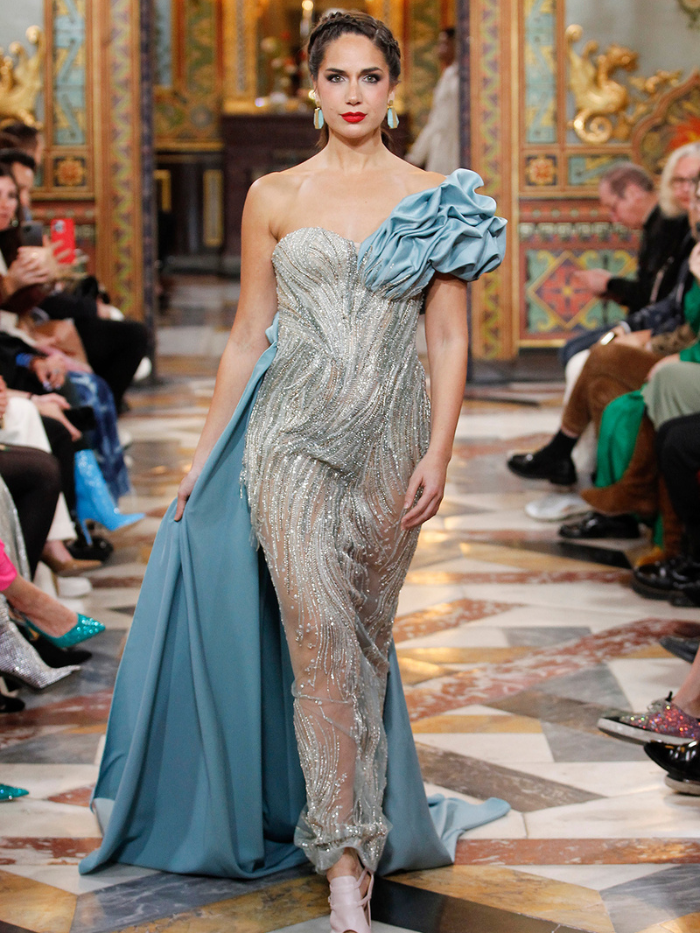Modelo con vestido de invitada de boda verde en Atelier Couture