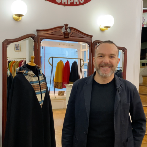El director de la tienda Capas Seseña hace una ruta por Madrid