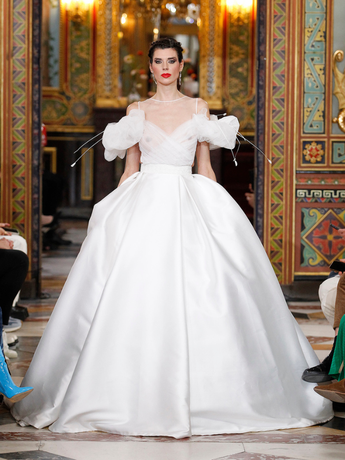 Modelo con vestido de novia en Atelier Couture 2024