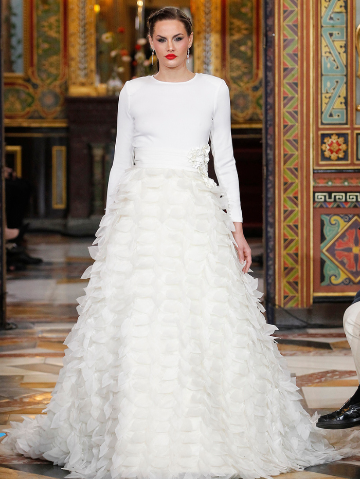 Modelo con vestido de novia en Atelier Couture 2024