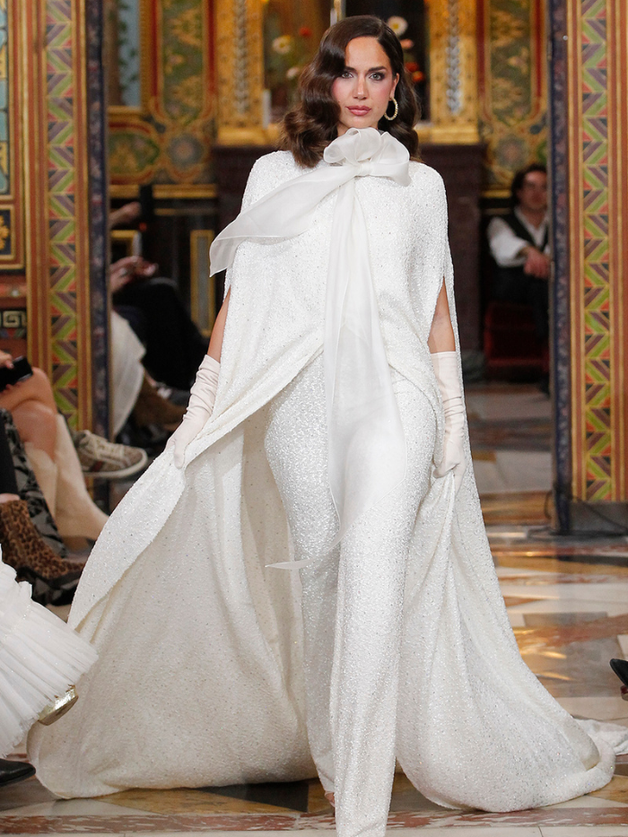 Modelo con vestido de novia en Atelier Couture Madrid